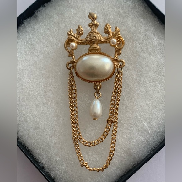 Vintage Victorian Revival style brooch Classic Elegance - Picture 3 of 10